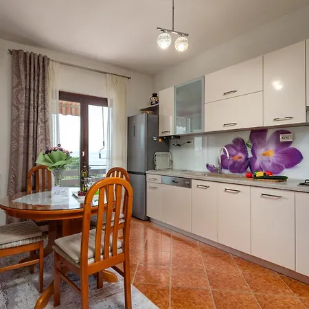 Apartman Maja Few Mt From Sea- Happy